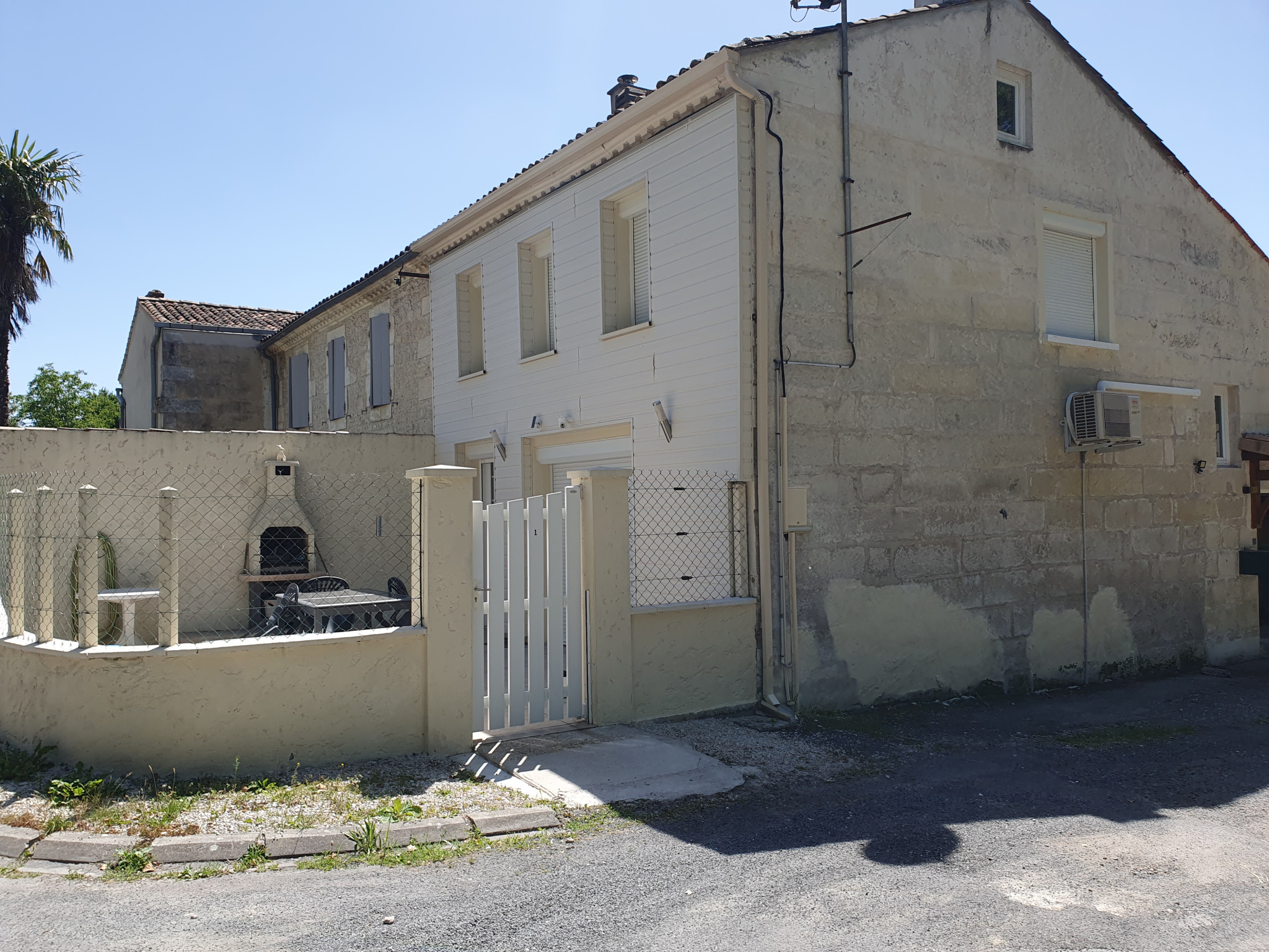 Agréable Maison de village en pierres de taille & moellons
