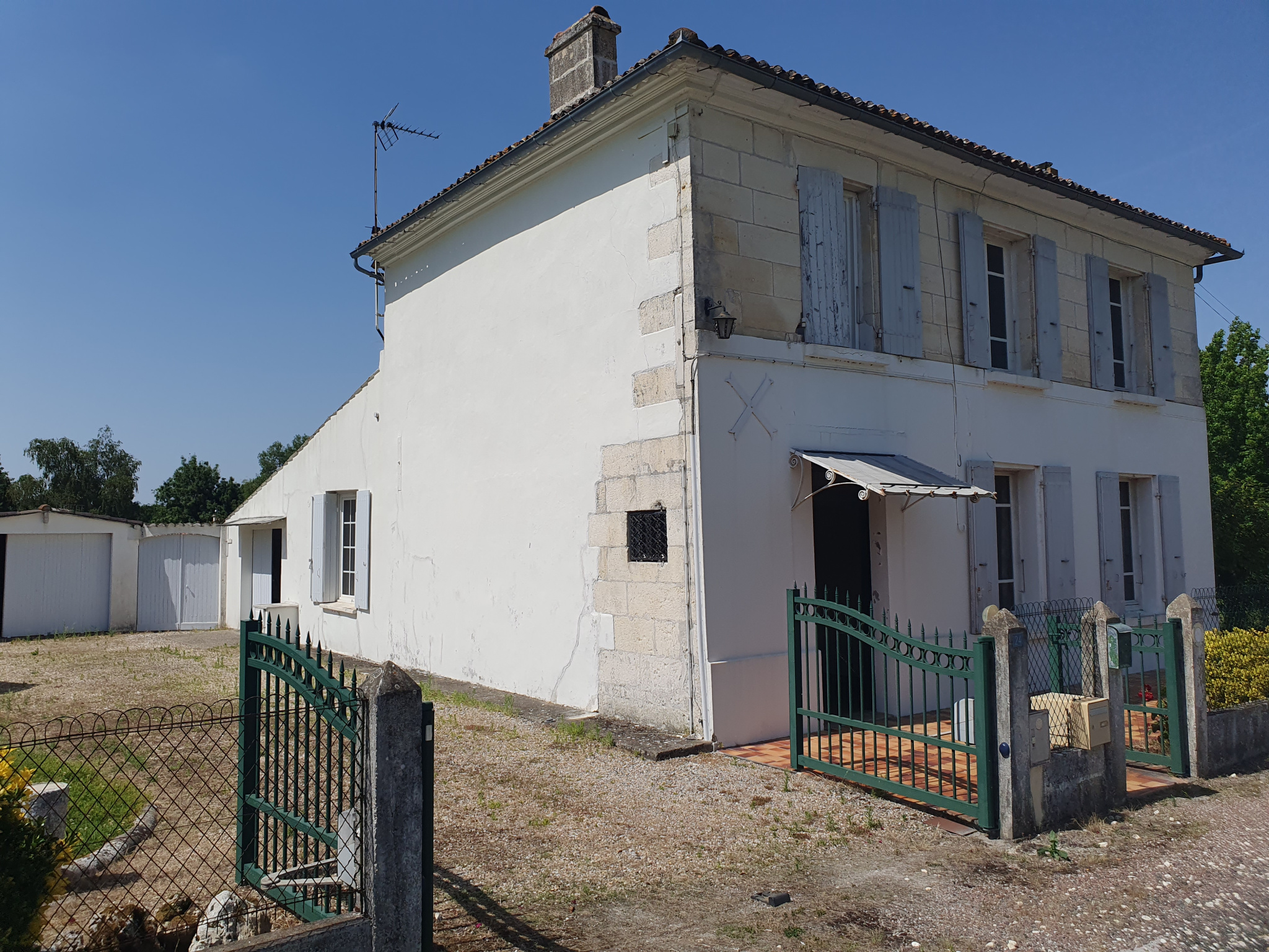 Maison type charentaise avec cachet et caractère à rafraîchi