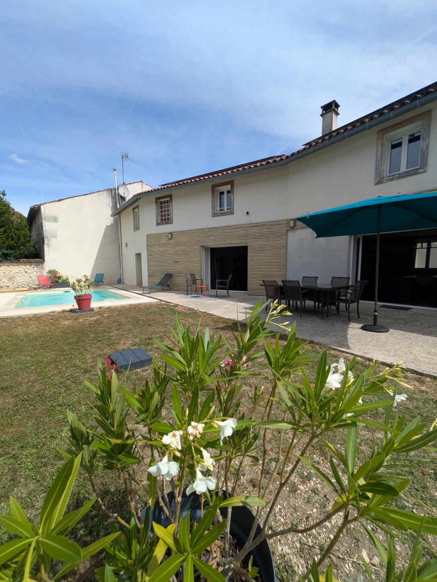 Magnifique Maison Charentaise rénovée     6 Pièces, 231 m2,