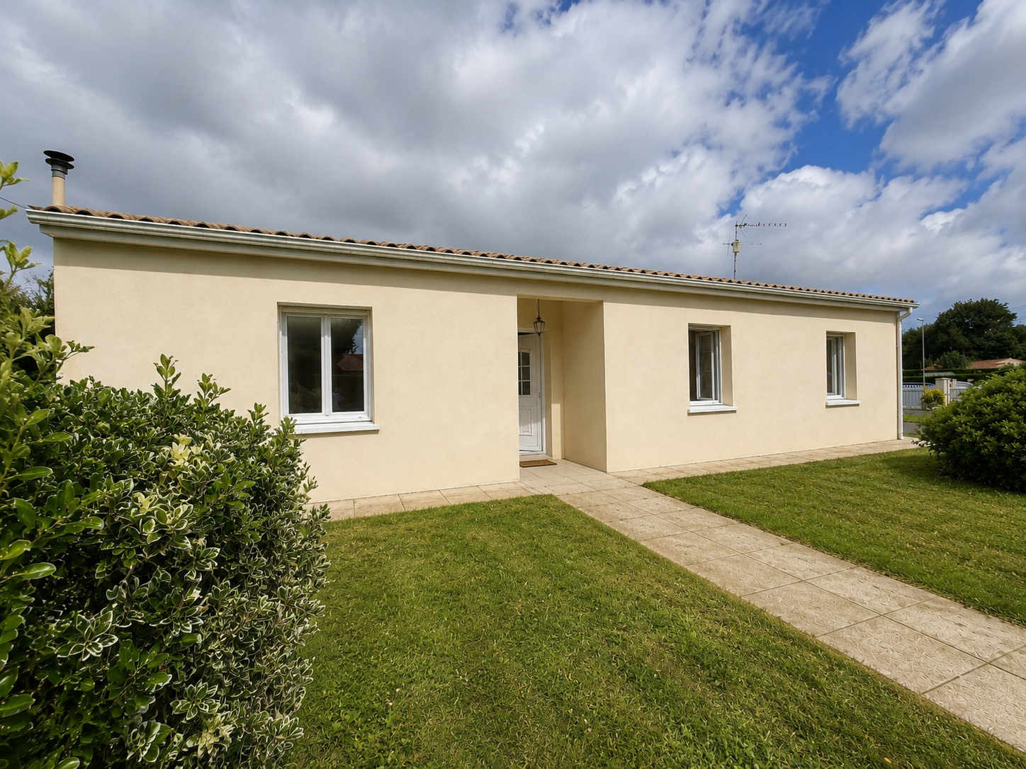 MAISON DE PLAIN PIED GARAGE ET JARDIN